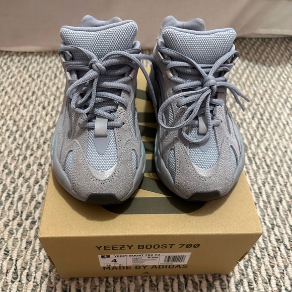 Yeezy boost 700 v2 hospital blues size 4 - Picture 2 of 7